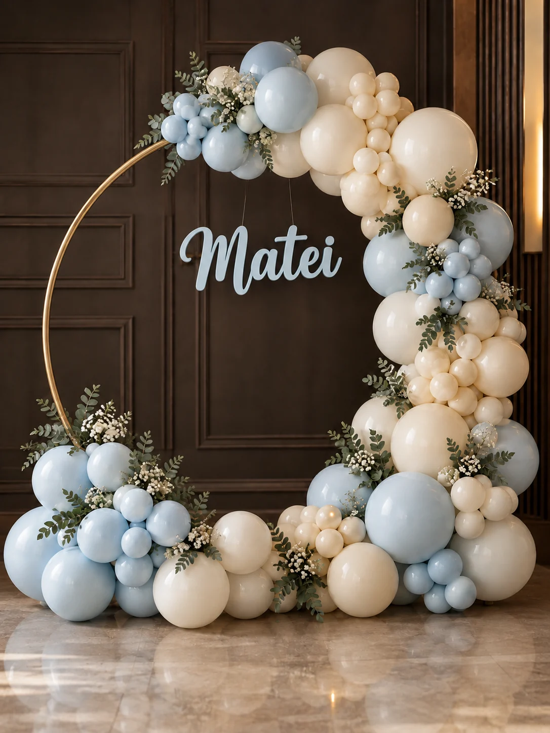 Arcadă rotundă cu baloane bleu și ivory și numele Matei în bleu, fără ursuleț.